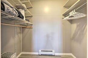 Centrally Located South Hill Apartment w/ Smart TV