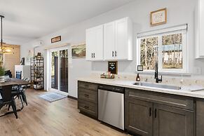 Hikers Haven w/ Hot Tub - Near Mt Rainier!