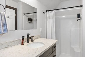 Hikers Haven w/ Hot Tub - Near Mt Rainier!