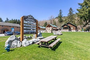 Hikers Haven w/ Hot Tub - Near Mt Rainier!