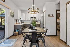 Hikers Haven w/ Hot Tub - Near Mt Rainier!