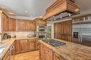 Redding Getaway w/ Hot Tub & Outdoor Kitchen!