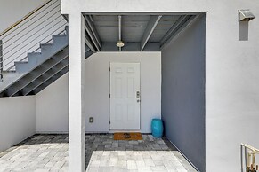 Coastal Sarasota Condo: Minutes to Beach!