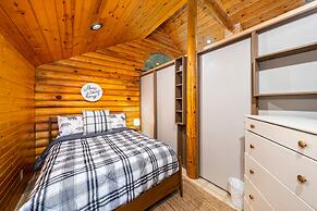Log Cabin w/ Private Hot Tub on Wenatchee River!