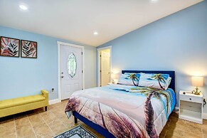 Sarasota Home w/ Screened Porch, Walk To Zoo!