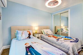 Sarasota Home w/ Screened Porch, Walk To Zoo!