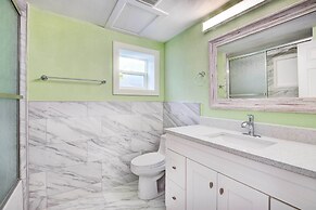 Sarasota Home w/ Screened Porch, Walk To Zoo!