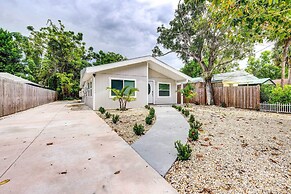 Sarasota Home w/ Screened Porch, Walk To Zoo!
