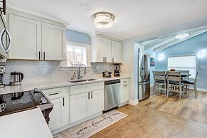 Sarasota Home w/ Screened Porch, Walk To Zoo!