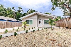 Sarasota Home w/ Screened Porch, Walk To Zoo!