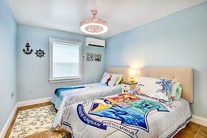 Sarasota Home w/ Screened Porch, Walk To Zoo!