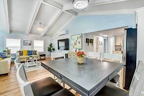 Sarasota Home w/ Screened Porch, Walk To Zoo!