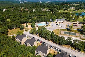 Branson Retreat w/ Pool Access ~ 3 Mi to Dtwn