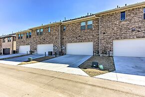 7 Mi to Lewisville Lake: Family Townhome in Frisco