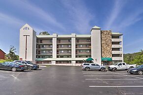 Walk Downtown! Gatlinburg Condo w/ Patio & Pool