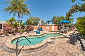 Bright Home: Pool Access & Screened-in Porch!