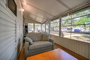 Bright Home: Pool Access & Screened-in Porch!
