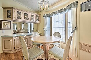 Bright Home: Pool Access & Screened-in Porch!