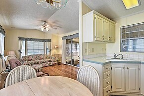 Bright Home: Pool Access & Screened-in Porch!