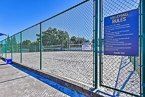 Bright Home: Pool Access & Screened-in Porch!