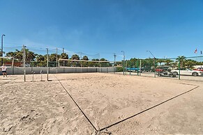 Bright Home: Pool Access & Screened-in Porch!