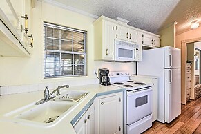 Bright Home: Pool Access & Screened-in Porch!