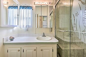 Bright Home: Pool Access & Screened-in Porch!