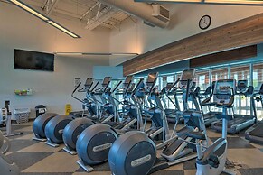 Bright Home: Pool Access & Screened-in Porch!