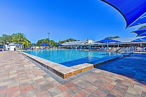 Bright Home: Pool Access & Screened-in Porch!