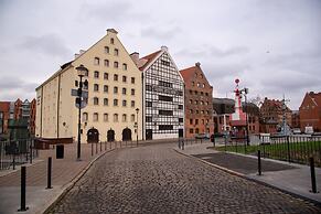 Maya's 22 - River view