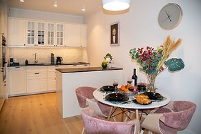 Maya's 22 - River view