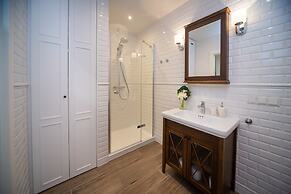 Maya's 22 - River view