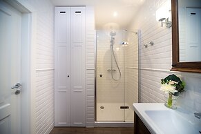 Maya's 22 - River view