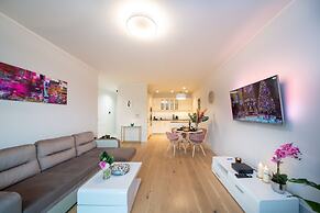 Maya's 22 - River view