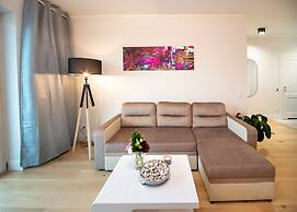 Maya's 22 - River view