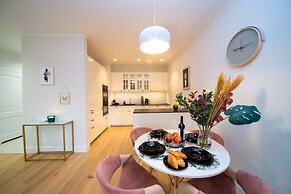 Maya's 22 - River view