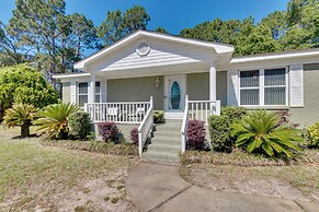 Bright Navarre Vacation Rental, 2 Mi to Beach!