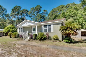 Bright Navarre Vacation Rental, 2 Mi to Beach!