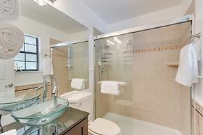 Bright Navarre Vacation Rental, 2 Mi to Beach!