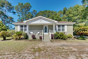 Bright Navarre Vacation Rental, 2 Mi to Beach!