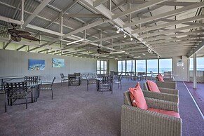 Hawaii Haven: Condo w/ Community Pool, Ocean Views