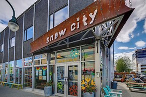 Rustic Anchorage Hideaway: Walk to Coastal Trail!