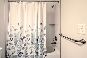 5 Mi to Beach: Bright Bishops Landing Home!