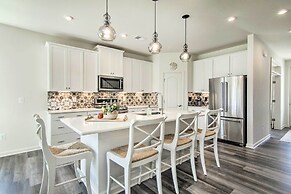 5 Mi to Beach: Bright Bishops Landing Home!