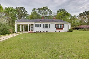 Cozy Tuskegee Home - 20 Mi to Auburn University!