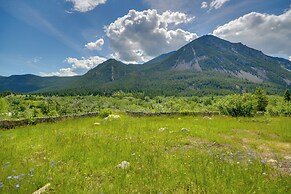 'honey's' Cabin in Mcleod: Fish, Hike & Views!