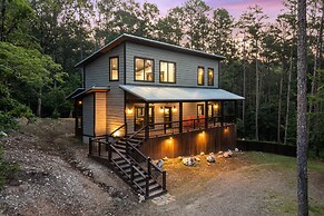 Luxury Cabin Getaway: 1 Mi To Broken Bow Lake!