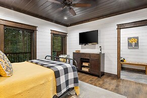 Luxury Cabin Getaway: 1 Mi To Broken Bow Lake!