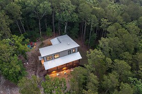 Luxury Cabin Getaway: 1 Mi To Broken Bow Lake!