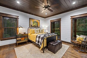 Luxury Cabin Getaway: 1 Mi To Broken Bow Lake!